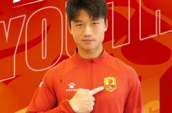 -足球球员成为潮流时尚代言人，展现多面魅力的简单介绍