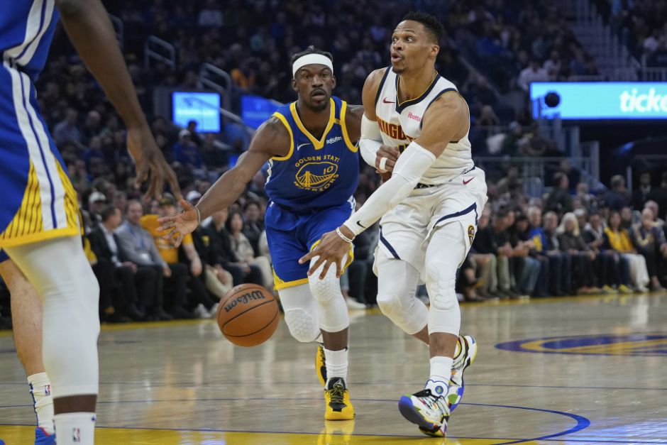 NBA西部强强对决：掘金客场击败开拓者