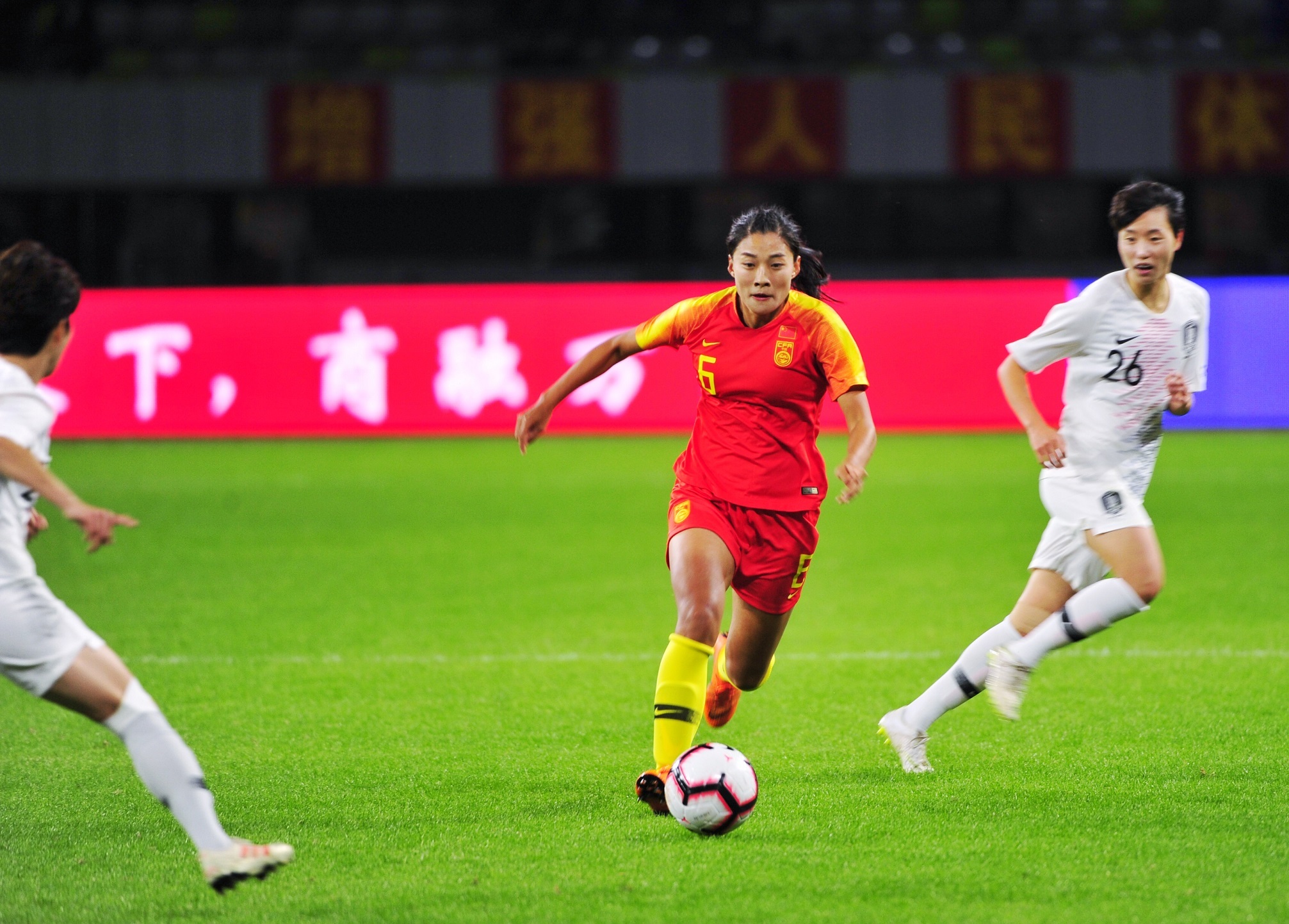 中国女足决赛精彩对决，胜者晋级