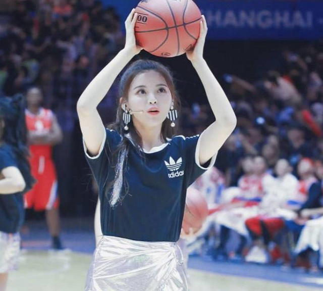 包含新赛季球队海报亮相，球员形象大片引发讨论的词条