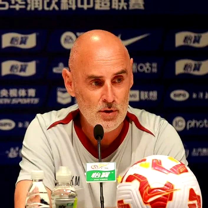 关于主教练调整战术，球队取得重要胜利的信息