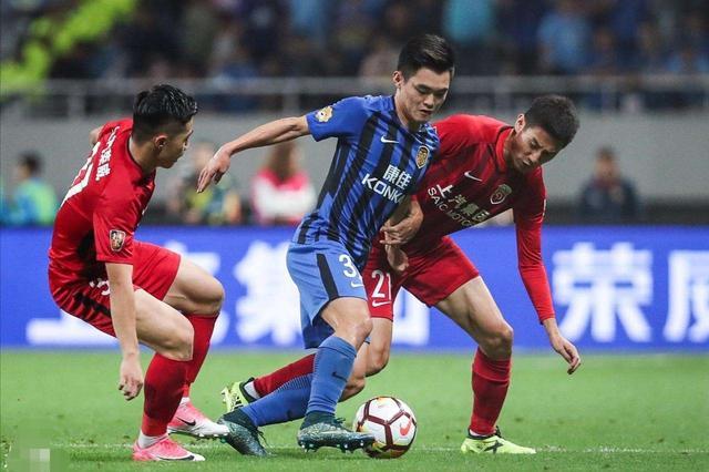 广州恒大在主场战胜青岛黄海，保持稳定
