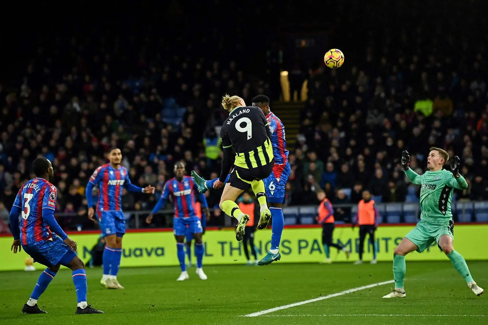 哈德斯菲尔德主场逆转曼联，全取三分的简单介绍