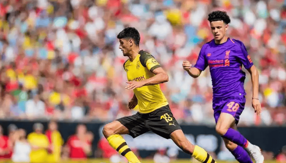 包含多特蒙德晋级前景悬殊，抓住头名机会的词条