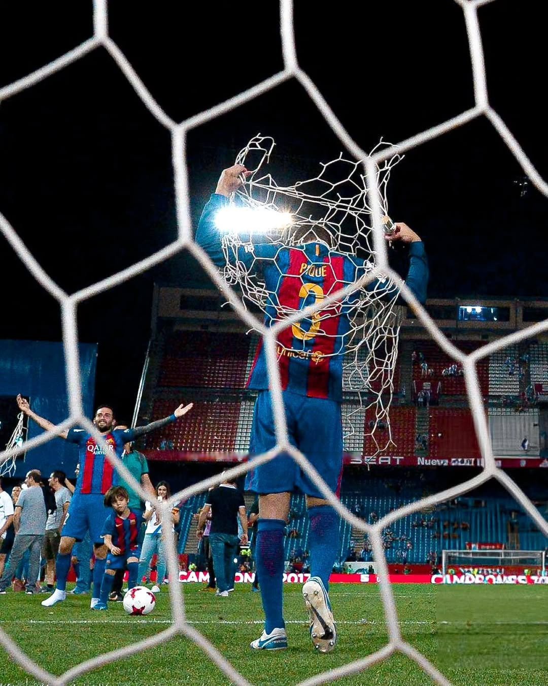 塞内加尔横扫拜仁，马丁内利点燃赛场